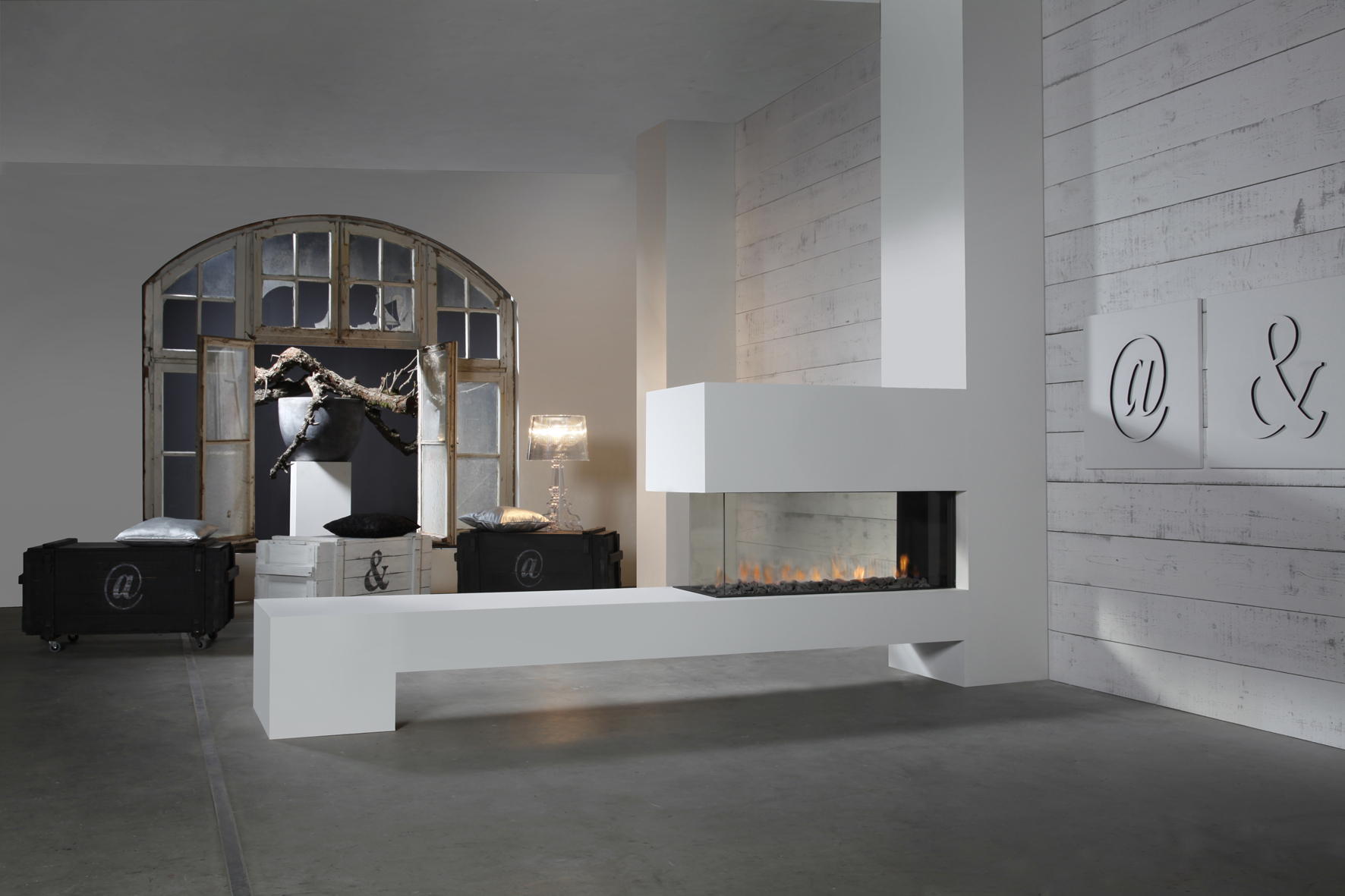 Open woonkamer indelen: warme kleuren woonkamer stock foto in ...